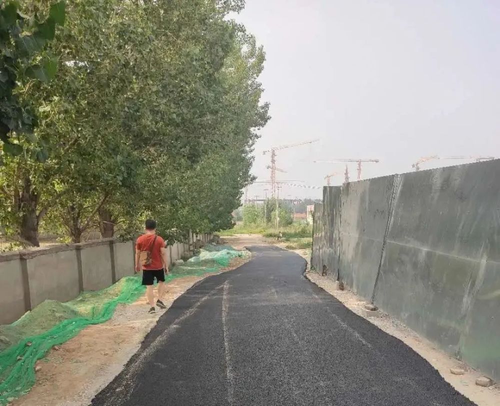 記者跟隨村民參觀各戶(hù)型的精裝修樣板房