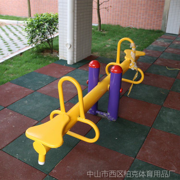 記者隨后跟隨村民走進安置小區(qū)