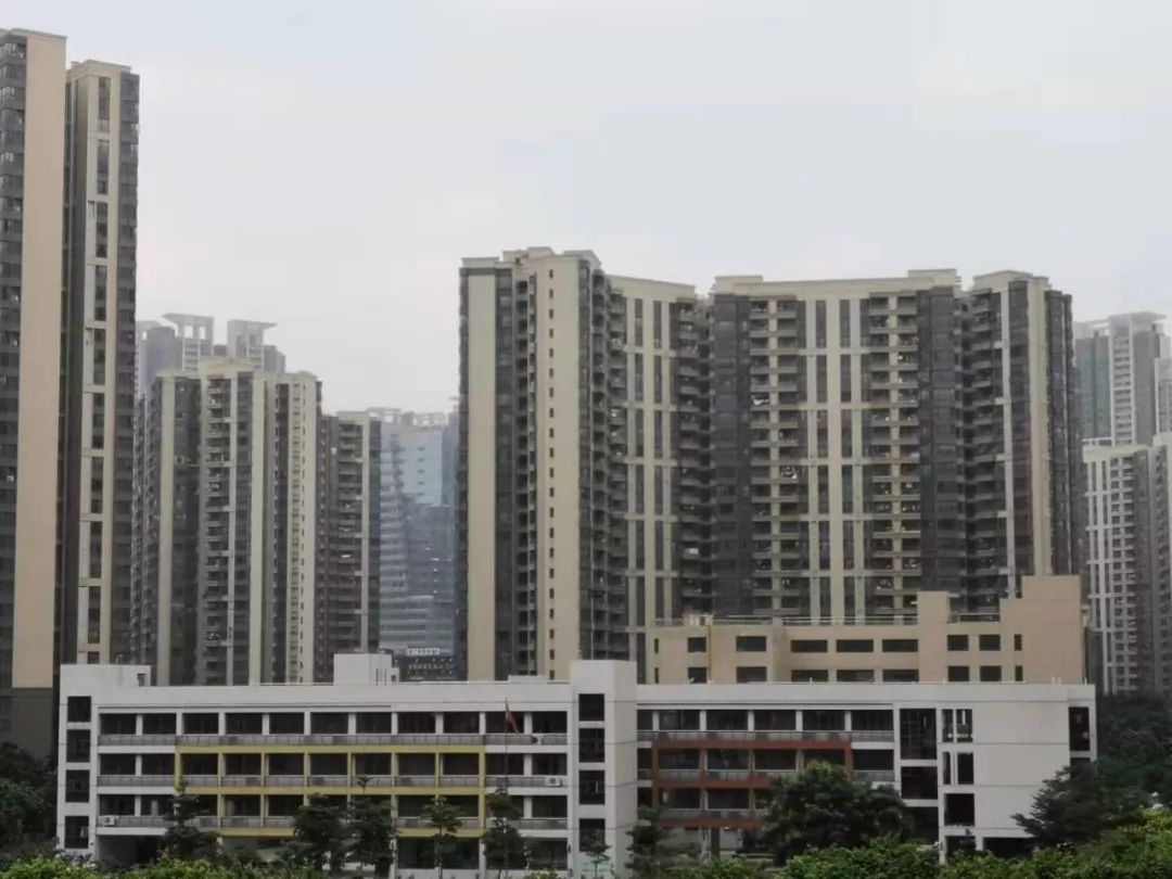 只要學生的監護人在鹽田學區內自有產權房