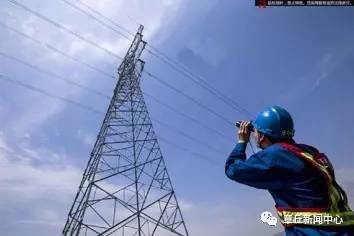 業主在樣板房巡檢過程中說到