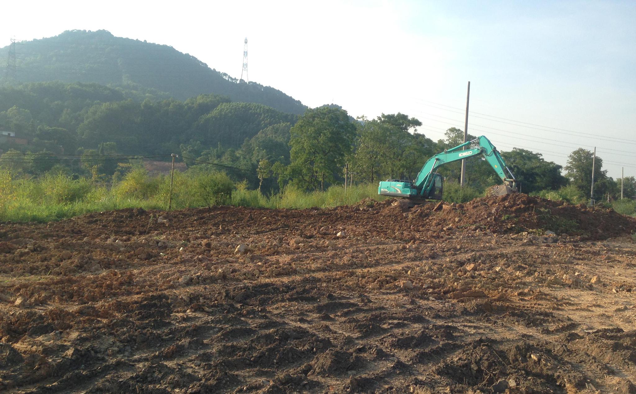 無人入住的小產權房項目進行拆除